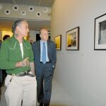 Cruz y Egea recorrieron junto a García Alix las salas del Espacio AV de la capital murciana