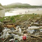 Mientras que los contenedores de basura y papeleras están a medio llenar, los restos de «botellones» y barbacoas invaden su entorno