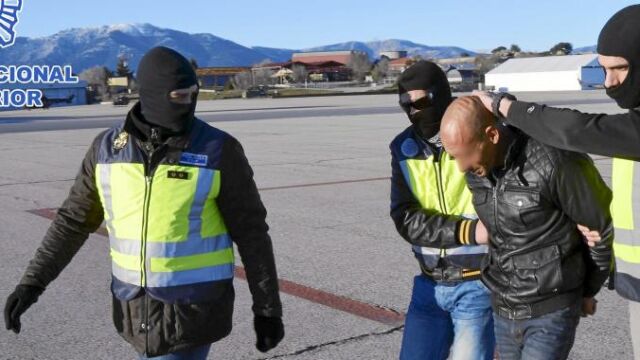 Agentes de la Policía Nacional conducen a uno de los detenidos en la «operación Chacal» para su traslado a Madrid desde Ceuta el 24 de enero de 2015