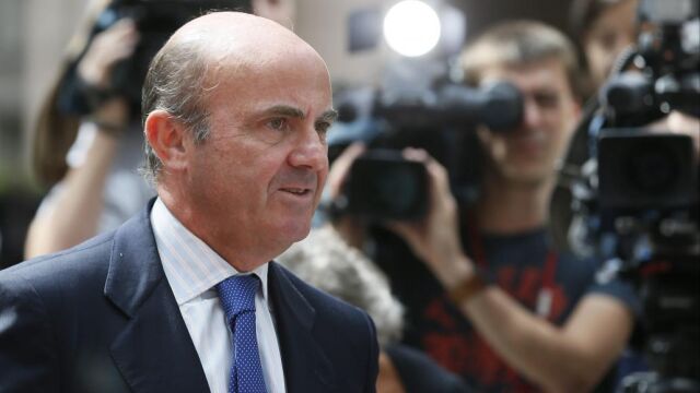 El ministro español de Economía, Luis de Guindos, a su llegada al encuentro extraordinario de ministros de Finanzas y Economía de la eurozona