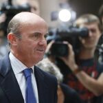 El ministro español de Economía, Luis de Guindos, a su llegada al encuentro extraordinario de ministros de Finanzas y Economía de la eurozona