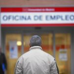 Empleo, patronal y sindicatos negocian las ayudas a los parados de larga duración