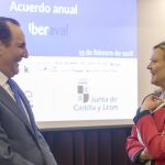 La consejera de Economía y Hacienda, Pilar del Olmo, conversa animadamente con el presidente de Iberaval, José Rolando Álvarez, en la