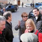 Óscar López conversa con vecinos de Segovia en el acto para conmemorar el aniversario de las primeras elecciones
