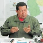 Chávez opta por endeudarse para combatir la crisis eL EJÉRCITO TOMA LOS PUERTOS Y AEROPUERTOS EN VENEZUELA