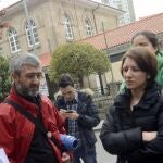 La plataforma Stop Desahucios de Ourense llevó a cabo ayer su primer escracheante la casa del diputado del PP Celso Delgado (i).