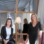 Carmen Posadas (sentada) y Marta Robles han escrito a cuatro manos
