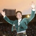 El rejoneador Andy Cartagena sale a hombros tras cortar tres orejas y un rabo, en la última corrida de la feria de hogueras de San Juan