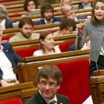 El líder del PPC, Xavier García Albiol, muestra a la diputada de la CUP Anna Gabriel un cartel con el que responsabiliza al partido antisistema de los disturbios