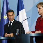 La canciller alemana Angela Merkel y el presidente francés Nicolás Sarkosy