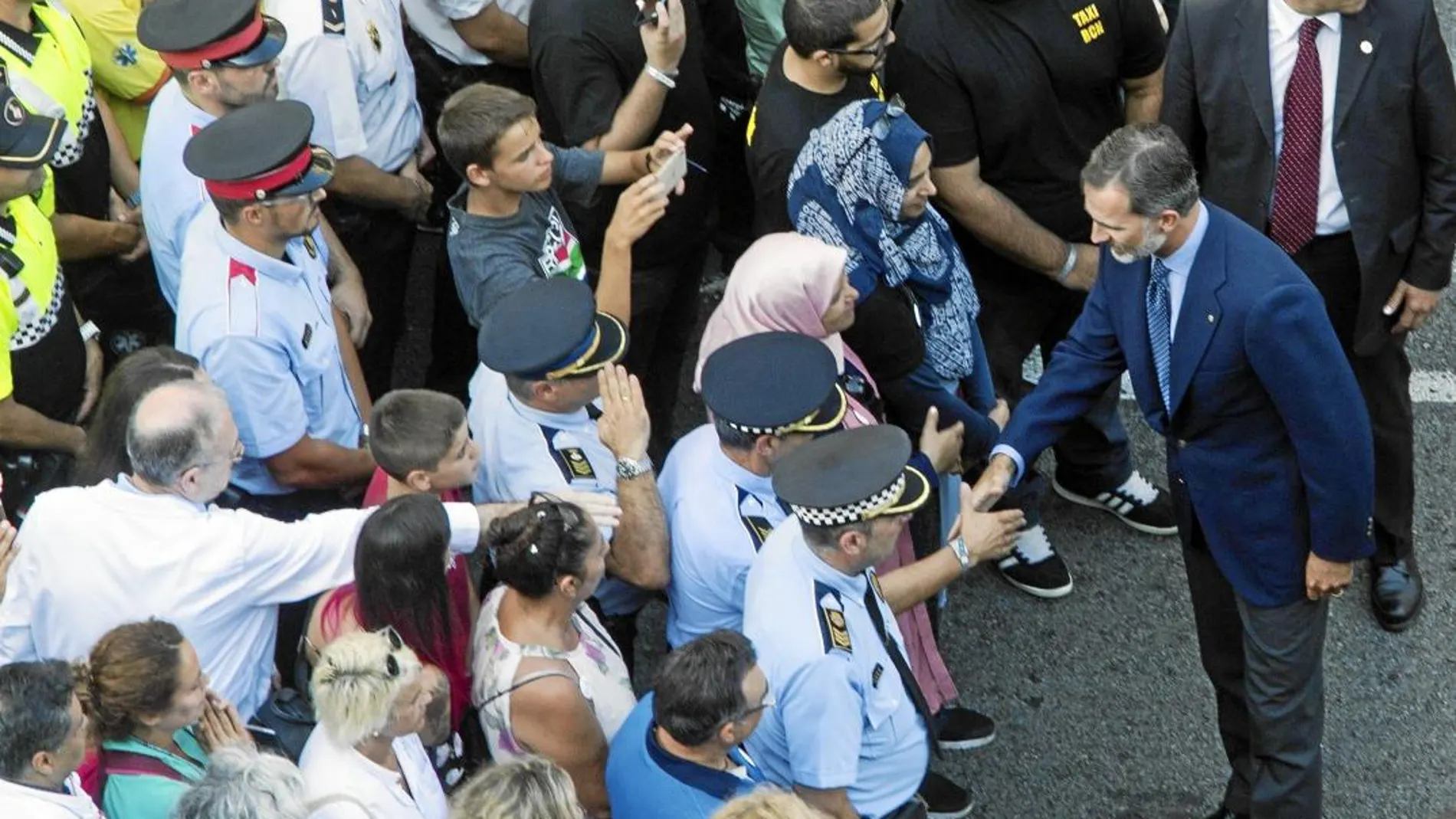 Felipe VI saluda el pasado año a 75 representantes de todos los cuerpos de Seguridad y de entidades ciudadanas / Efe