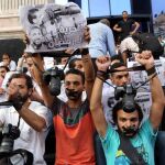 Periodistas protestan frente al sindicato de periodistas para pedir la liberación de su colega fotógrafo Ahmed Ramadan el pasado año.