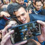 El ex líder del PSOE, Pedro Sánchez, durante uno de los actos con militantes en Xirivella