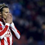 Un Forlán desesperado en un momento del partido