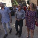 La delegada del Gobierno, Virginia Barcones; el presidente de la Diputación de Soria, Luis Rey; y José María Andrés, entre otros, antes de participar en Arenillas en un acto sobre la despoblación