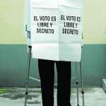 Un hombre vota, ayer, para elegir a su representante ante el Congreso