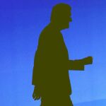 Mariano Rajoy pasa del primer foco a la sombra asumiendo el relevo inminente que está por llegar en el PP
