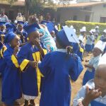 Promoción de niños de Rubare en la Escuela Materna construída por el proyecto que pasarán a la de Primaria para continuar con su formación y aprendizaje