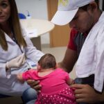 En Brasil hay cerca de 4 mil casos de microcefalia en recién nacidos que se presume están relacionados con el virus Zika. En la imagen, un padre con su hija en la consulta del médico