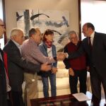 El presidente de la Región, Pedro Antonio Sánchez, ayer junto a representantes de la Plataforma Pro-Soterramiento