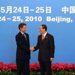 El secretario del Tesoro, Tim Geithner, saluda a Wang Qishan, viceprimer ministro del Consejo de Estado chino