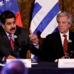 El presidente de Venezuela Nicolás Maduro, junto al presidente de Uruguay Tabaré Vazquez.