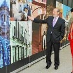 El presidente de la Diputación de Sevilla, Fernando Rodríguez Villalobos, y Dolores Bravo, diputada de Turismo
