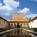 La Audiencia de Granada ha estimado el recurso de apelación interpuesto por la Junta de Andalucía y ha incluido un cuarto procesado en el llamado caso audioguías de la Alhambra