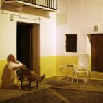 Un hombre se echa una siesta en Ronda (Málaga)