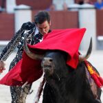 Juan Ortega da un pase de pecho, esta tarde en Madrid / EFE