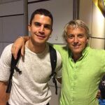 Álex González y Jesús Calleja en el aeropuerto de París