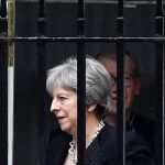 La primera ministra británica, Theresa May, y su marido Philip salen del número 10 de Downing Street, ayer