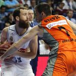 El base del Real Madrid Sergio Rodríguez (i) con el balón ante el pívot serbio del Montakit Fuenlabrada Oliver Stevic