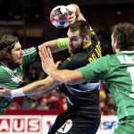 El jugador español Juan del Arco (dcha) en acción ante los húngaros Laszlo Nagy (izda) y Kornel Nagy, durante el partido del grupo 2 del Campeonato de Europa de balonmano que se disputa en el Centennial Hall de Breslavia, Polonia.