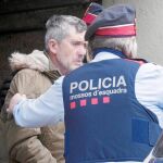 El supuesto asesino, durante el traslado a su domicilio para presenciar los registros