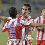 Los jugadores del At. de Madrid, Fran Merida (i) y el uruguayo Godín, celebran el primer gol del equipo rojiblanco,