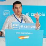 El secretario general del PP-A, Antonio Sanz, participó ayer en La Línea en las jornadas «Municipios Actuación Preferente»
