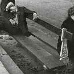 Un hombre durmiendo la siesta en Montmartre, una imagen de Brassaï de 1930