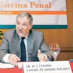 Conde-Pumpido, ayer, en la Escuela de Verano del Poder Judicial
