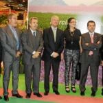 Antonio Cerdá y Ramón Luis Valcárcel (centro), junto a algunos representantes de las empresas murcianas que participan en la feria agrícola en Madrid