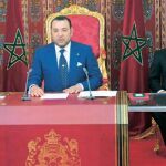 El rey de Marruecos, durante su discurso, flanqueado por su hijo Moulai el Hasan y su hermano Moulai Rachid
