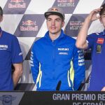 Lin Jarvis (máximo responsable de Yamaha), Maverick Viñales y Jorge Lorenzo, ayer en el circuito de Jerez