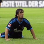 Raúl se lamenta después de que el portero despejara su remate en plancha