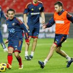 Xavi, que «puede jugar 90 minutos», según Del Bosque, da un pase en el entrenamiento presionado por Cesc