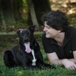 El investigador Brian Hare junto a su perro Tasmania