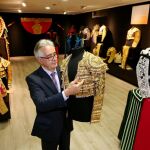El sastre de toreros Justo Algaba mostrando uno de sus diseños / Cristina Bejarano