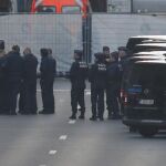 Policías junto a la estación de Metro de Maalbeek en Bruselas.
