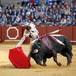 Derechazo de Manuel Jesús «El Cid», ayer en Sevilla