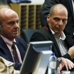 El ministro español de Economía y Competitividad, Luis de Guindos (i), y el ministro de Finanzas griego, Yanis Varufakis.