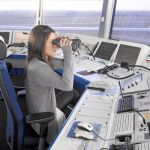 Una controladora aérea en una torre de control